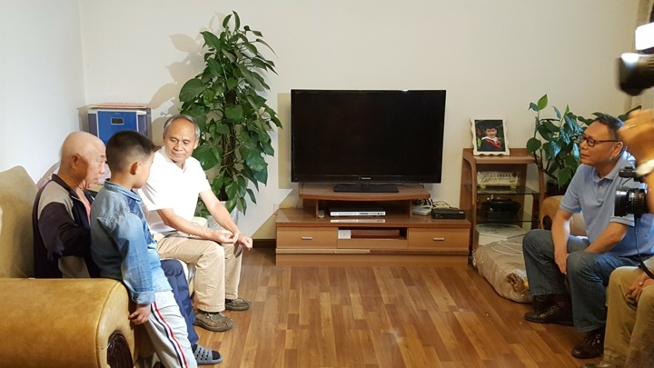 云南省总工会主席张百如到云南Z6人生就是博集团难题职工家里送温暖