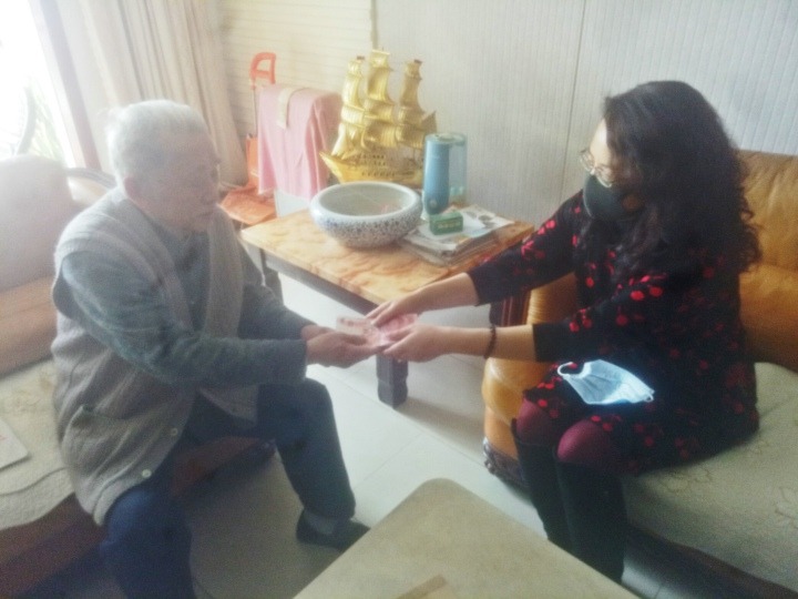 赤诚写大爱，浮夸映丹心