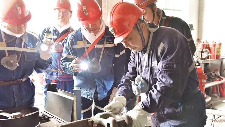 云南煤矿安全监察局党组书记、局长贺德安率队赴恩洪煤矿发展安全出产督导