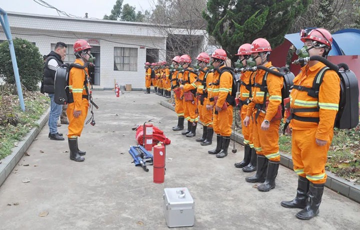 曲灸愿茉淳值诙查抄组赴陆东煤矿发展应急治理示范矿井考评验收及兼职救护队尺度化建设工作查抄