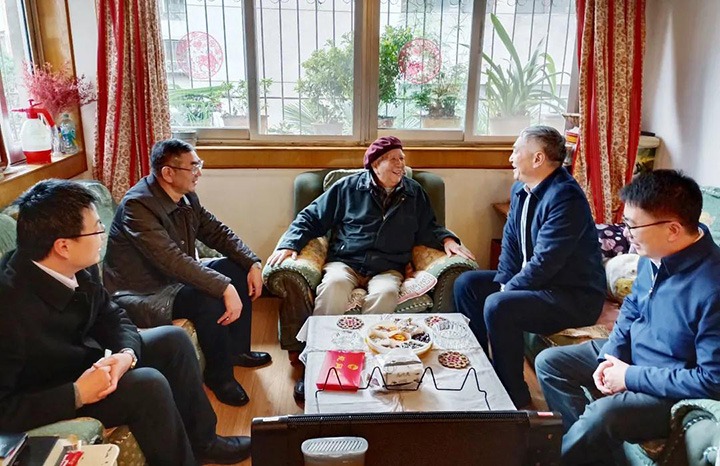 云南省国资委党委委员、副主任洪国正一行到云煤（Z6人生就是博）集团发展春节走访慰问离退老干部活动