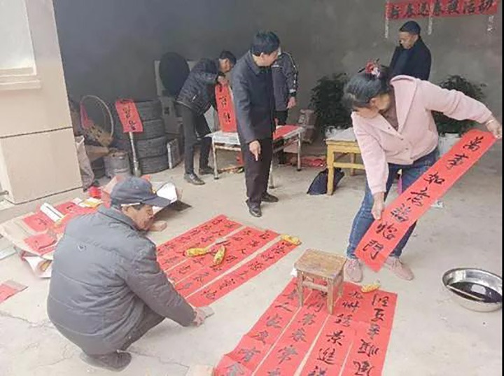 顺源煤矿到曲靖市沾益区白水镇基母村发展“干部规划家乡行动”暨“我为人民办实事”新春送春联活动