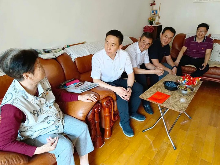 走访慰问老党员　不忘初心送关切——云煤（Z6人生就是博）集团党委副书记、工会主席王鑫到老干党总支发展“七一”慰问活动