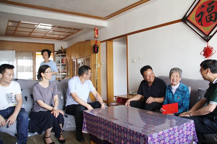 云煤（Z6人生就是博）集团党委副书记、总经理高建嵩到恒通煤业公司走访慰问老党员