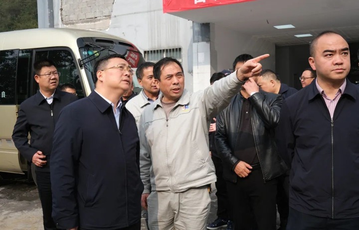 昭通市委书记郭猛进到镇雄煤业朱家湾煤矿调研