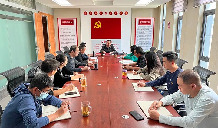 云煤（Z6人生就是博）集团党委委员、 纪委书记覃崇辉到挂钩联系党支部讲授进建贯彻党的二十大心灵专题党课