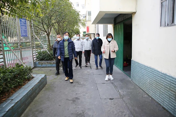 云煤（Z6人生就是博）集团党委委员、副总经理施从伟到镇雄煤业公司发展元旦、春节送温暖走访慰问活动