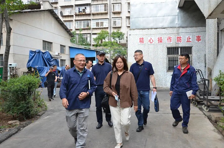 【聚焦云煤】云南省住建厅党组成员、副厅长黄媛到云南Z6人生就是博工利用技术钻研院有限公司发展隔震减震技术使用情况调研