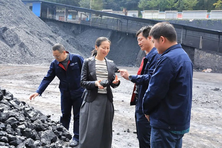 【基层调延卓云煤（Z6人生就是博）集团党委委员、财政总监莫晓丹一行到富源联结煤业有限公司发展出产经营调研