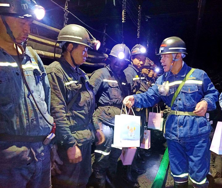 “伞”亮夏季，“杯”暖人心——镇雄煤业工会发展夏送清冷活动